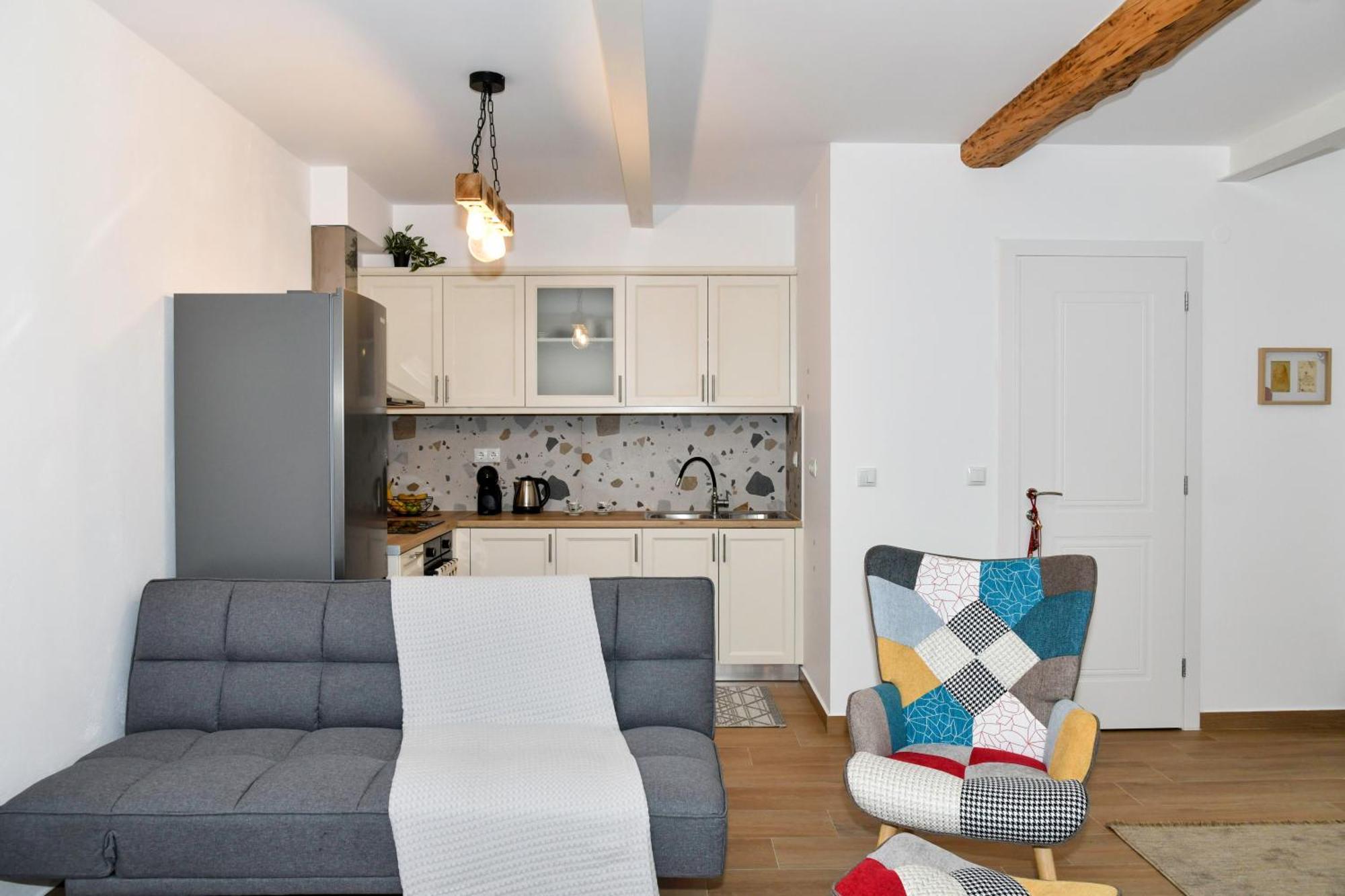 Captain Theo'S Modern Apartment Maria Лефкими Екстериор снимка