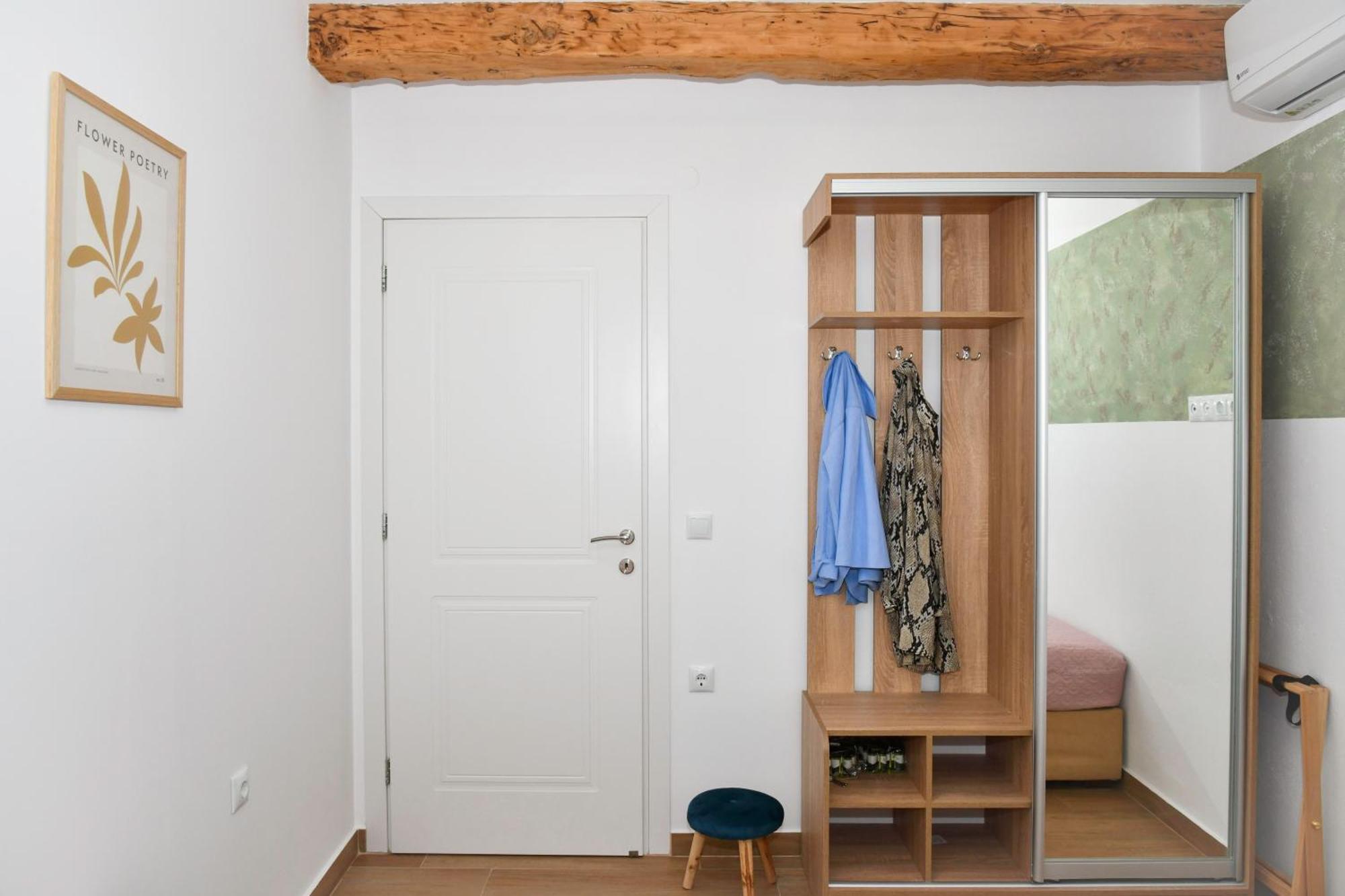 Captain Theo'S Modern Apartment Maria Лефкими Екстериор снимка